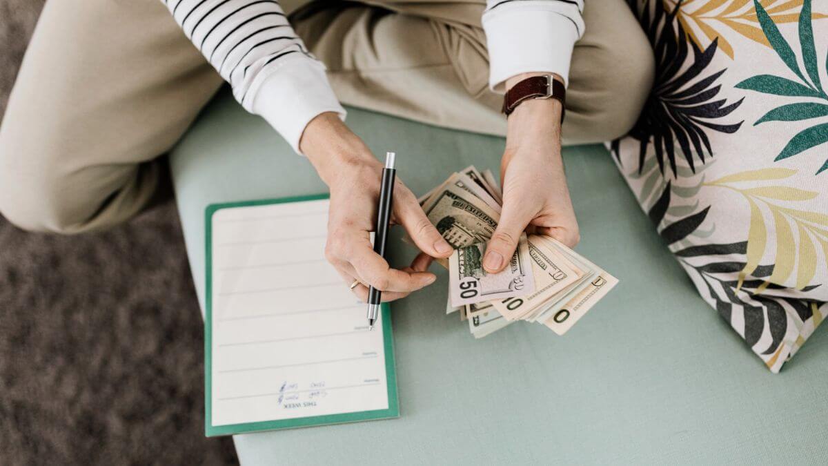 Aprende a manejar tu dinero de forma responsable y sostenible en México. Inversiones ESG, créditos verdes, ahorro consciente y finanzas para un futuro mejor. Guías prácticas 2027.